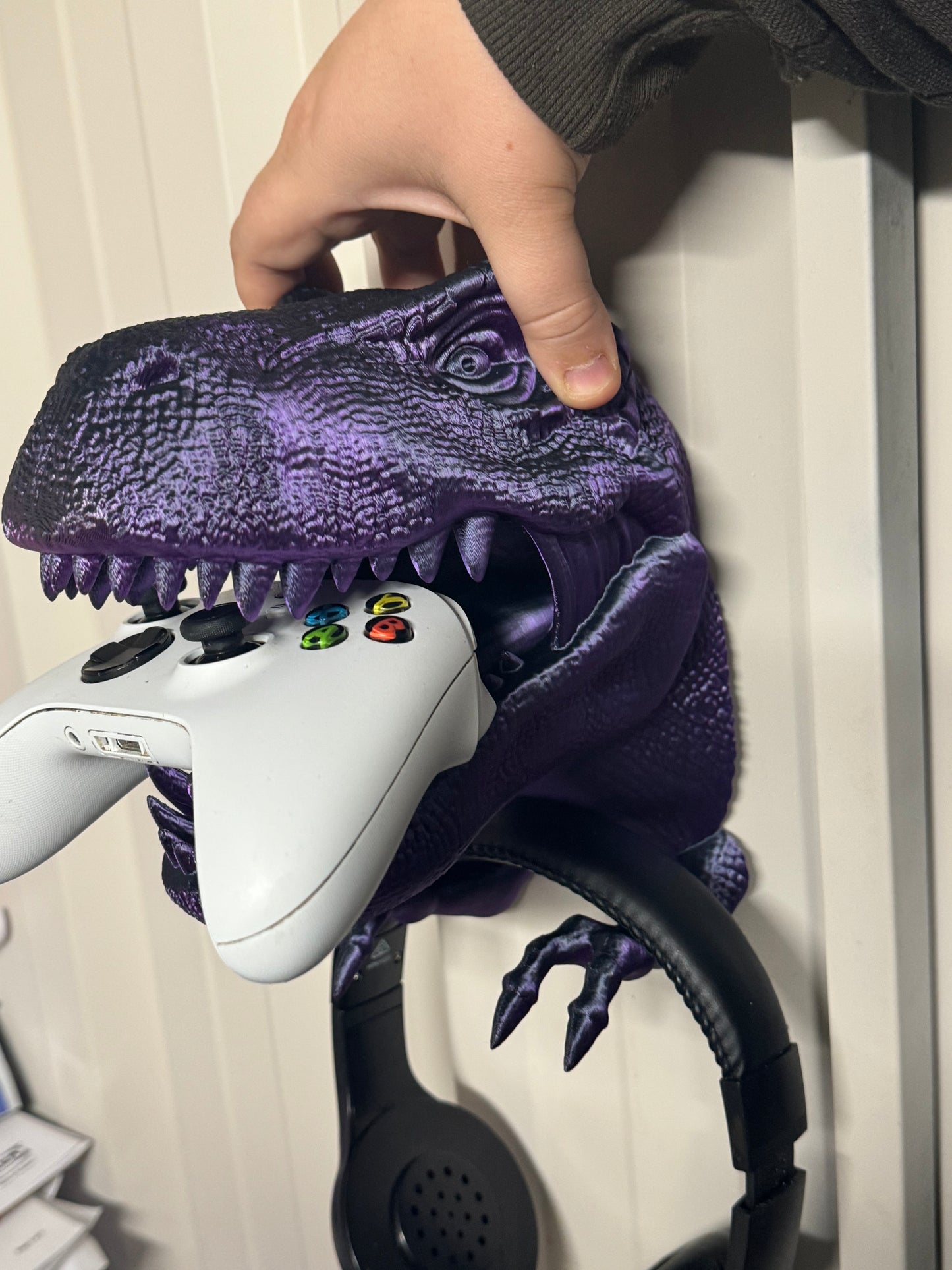 Wall mount dinosaur head holds head phones and Xbox remote/playstation remote